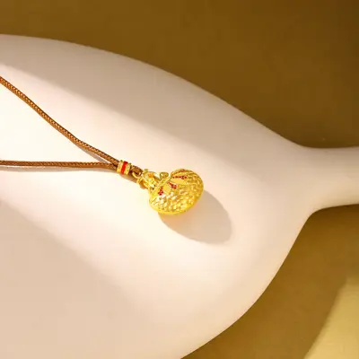 足金古法经典传统鎏彩丝绒炸珠镶嵌钻石红宝铜钱福袋编织纹吊坠
