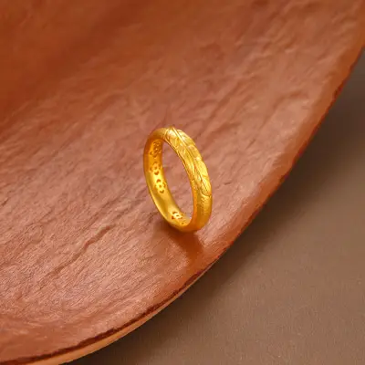 足金古法超轻錾刻羽毛锤纹戒指
