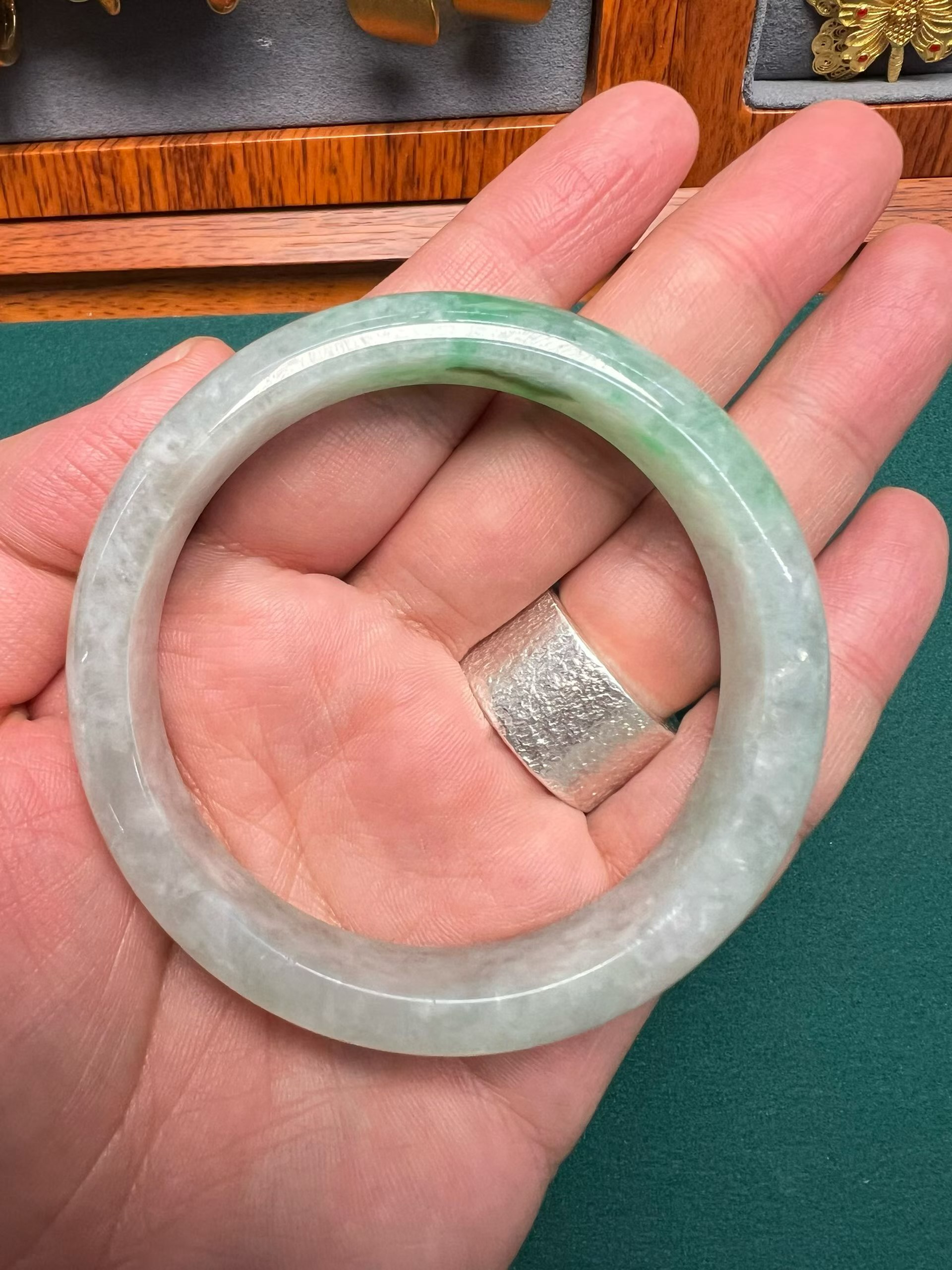 天然A货飘绿宽边翡翠手镯（56-57号圈口）